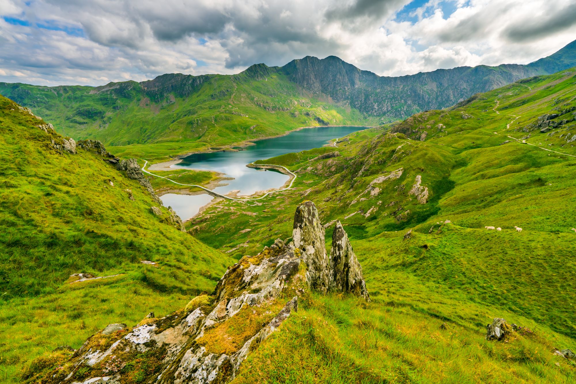 Pogled na jezero Llyn Llydaw s skalnega grebena Crib Goch v narodnem parku Snowdonia ali Eryri v severnem Walesu.
