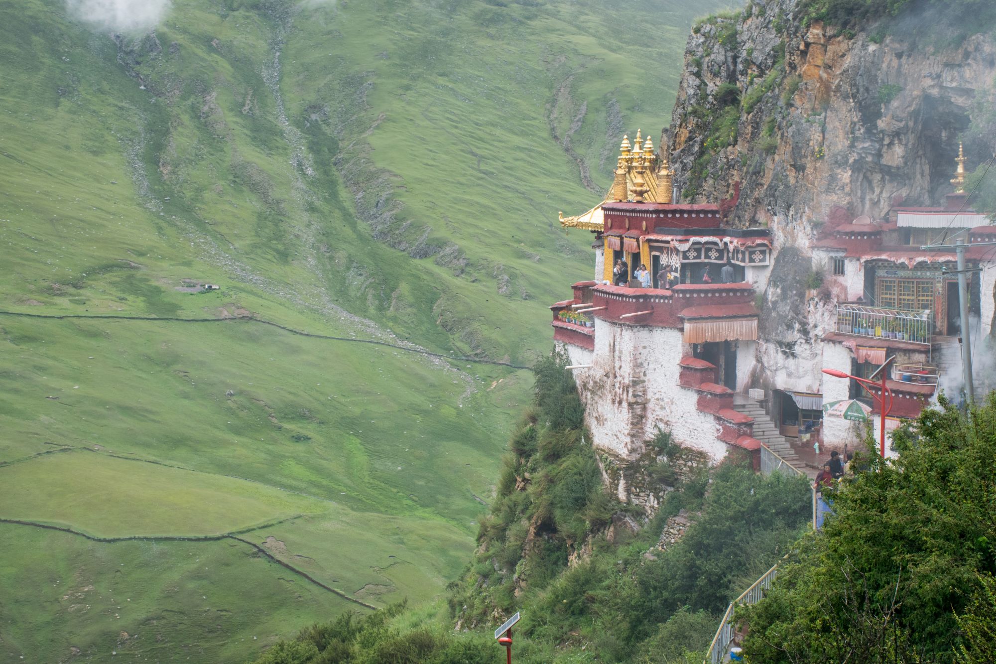 Pogled na skalno pečino, kjer je kompleks jam Drak Yerpa v Tibetu.