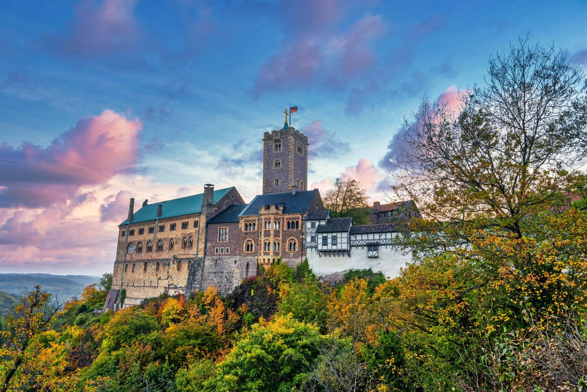 Srednjeveški grad Wartburg nad visokim prepadom jugozahodno od mesta Eisenach v zvezni deželi Turingija v Nemčiji.