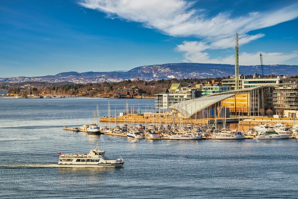 Glavno mesto Norveške, Oslo ob zalivu z gorami v ozadju