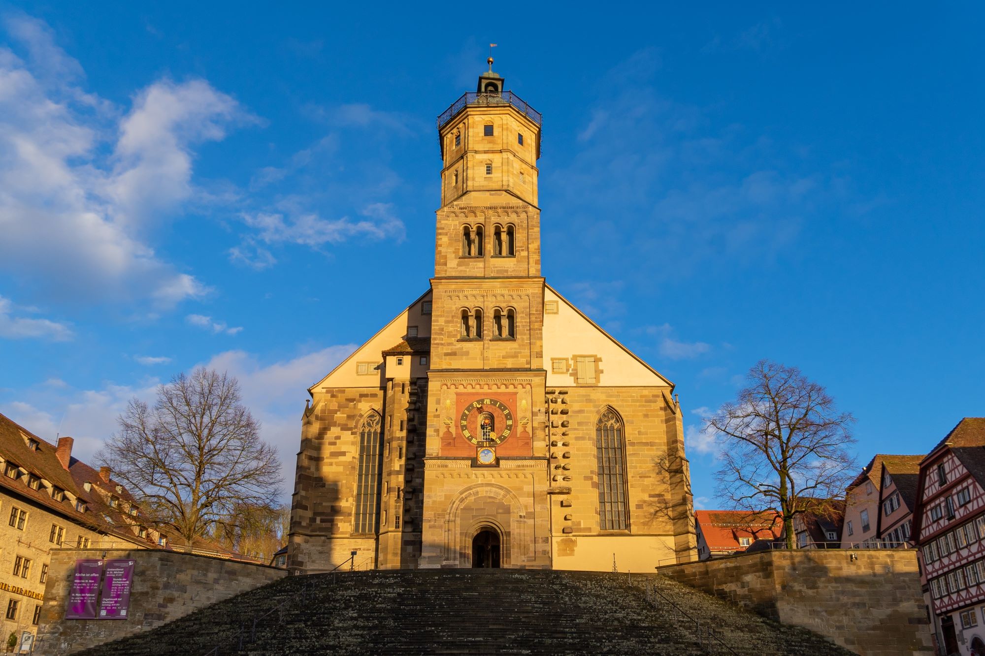 Pročelje in stopnišče mestne župnijske cerkve sv. Mihaela v kraju Schwäbisch Hall na Bavarskem v Nemčiji.