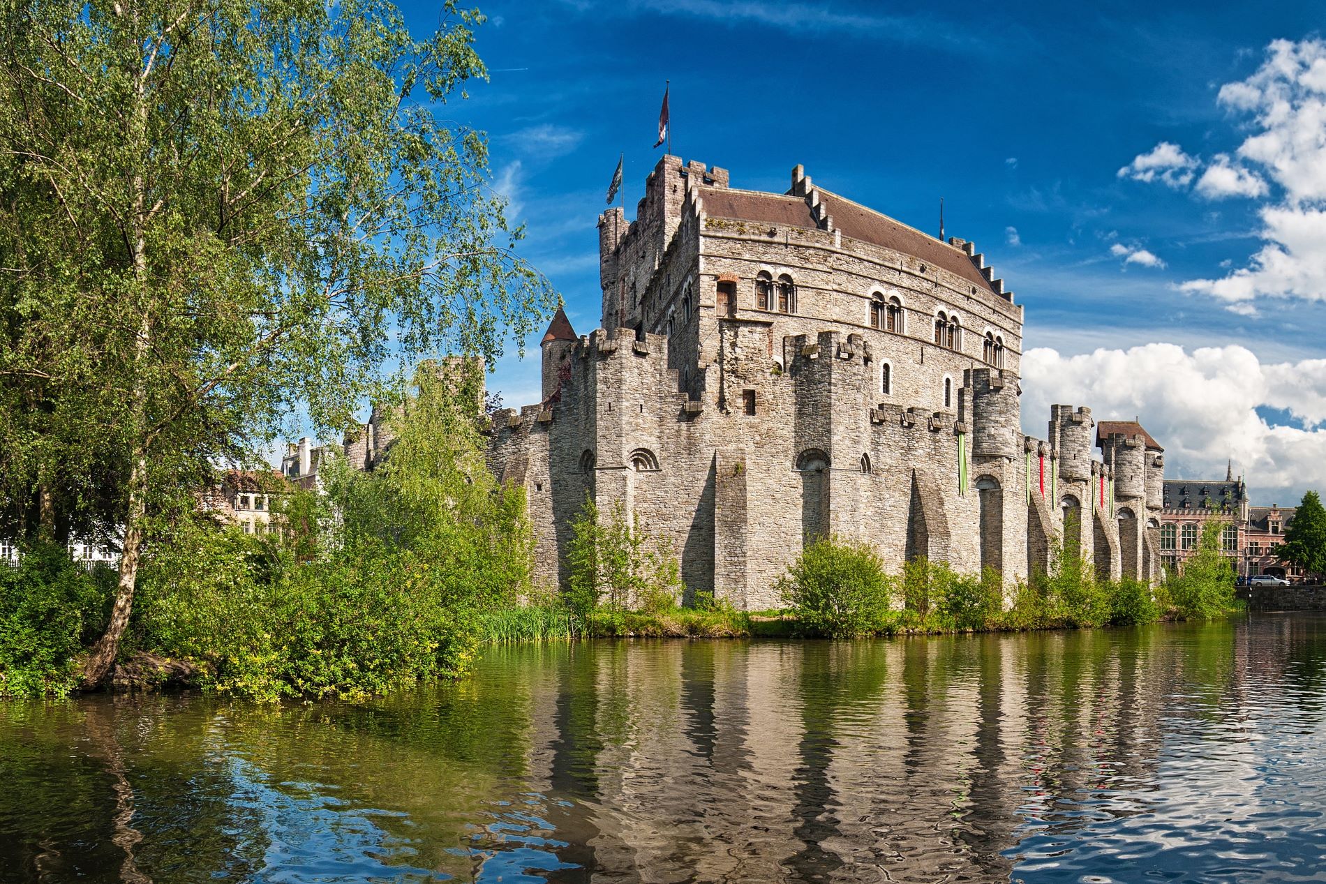 Srednjeveški grad Gravensteen v Gentu, obdan s kanali