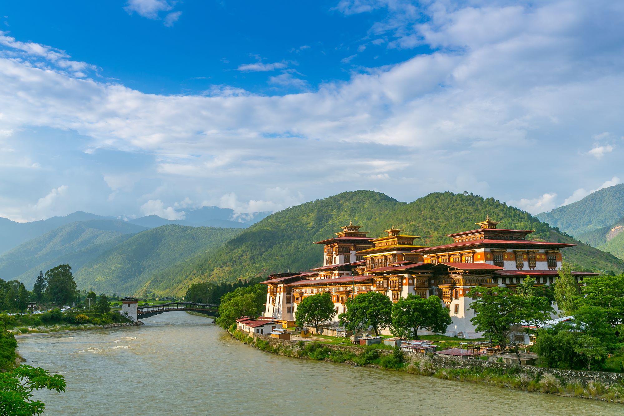 Samostanska trdnjava Punakha dzong ob sotočju rek P'o Čhu in Mo Čhu v dolini Punakha-Vangdeu v Butanu.