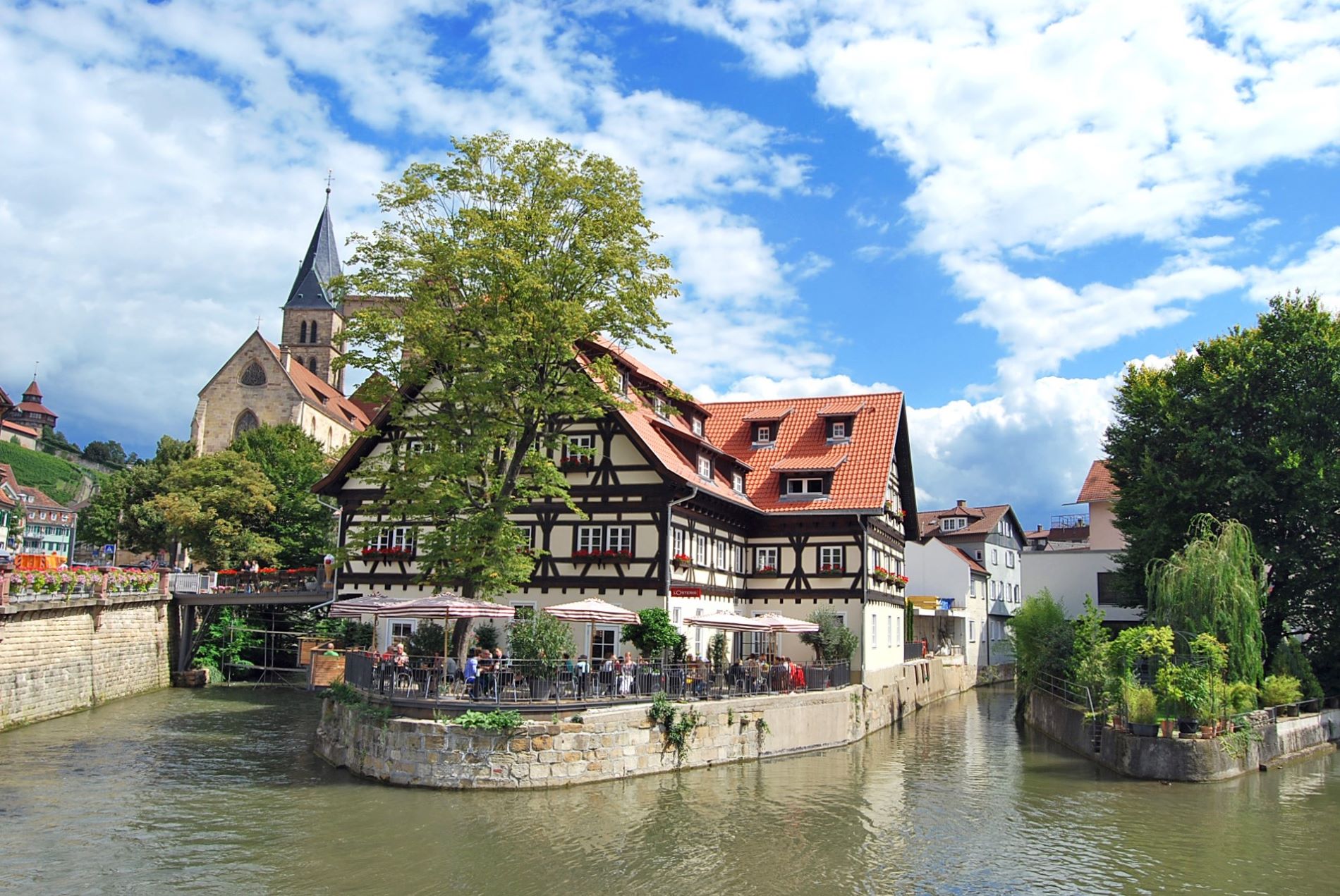 Eden najbolj znanih pogledov na mesto Esslingen am Neckar v nemški zvezni deželi Baden-Württemberg z mostu Agnesbrücke, ki se pne nad kanalom Roßneckar, in v ozadju mestna cerkev svetega Dionizija.