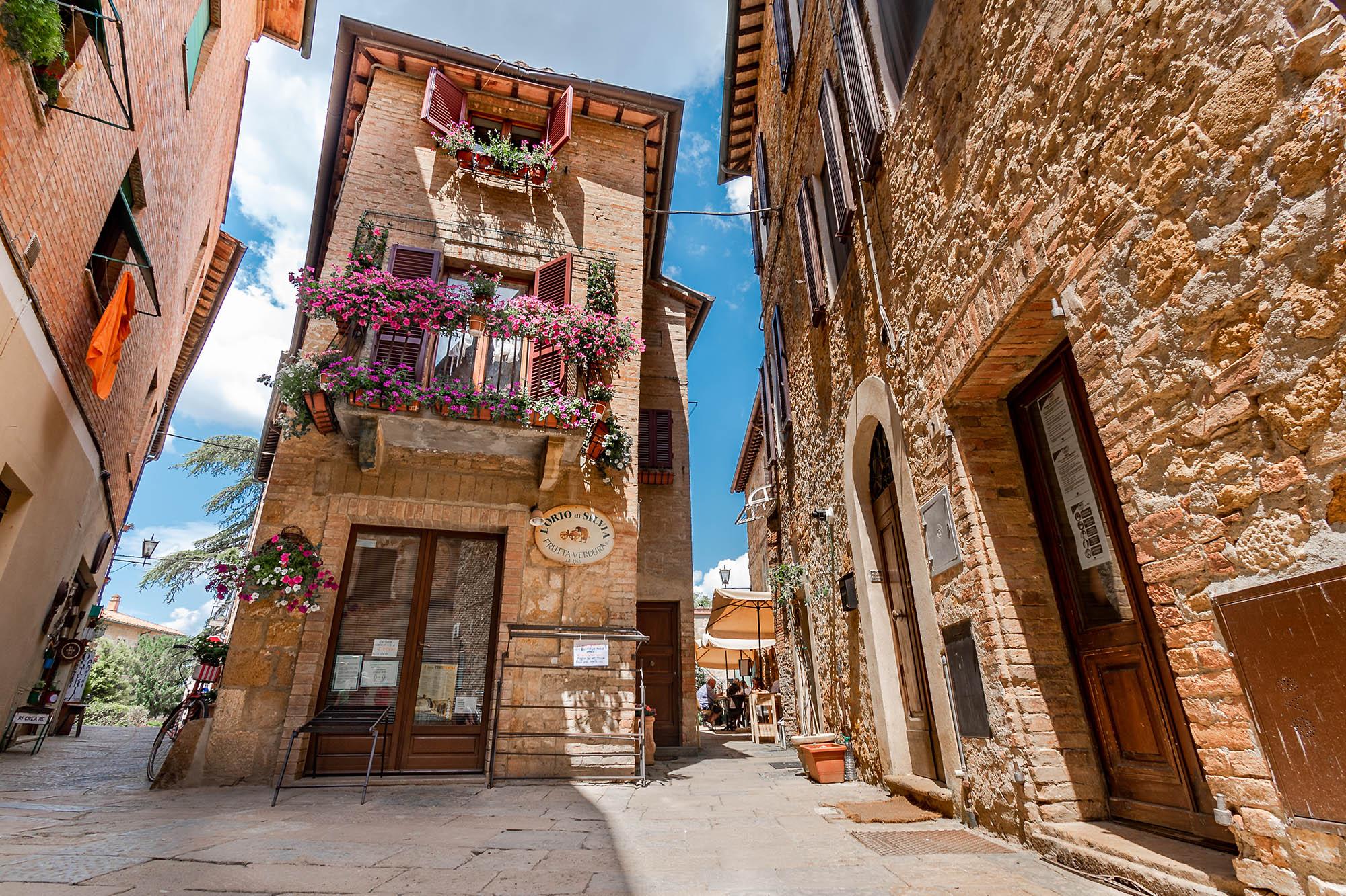 Zgodovinski center mesta Pienza z ozkimi uličicami.