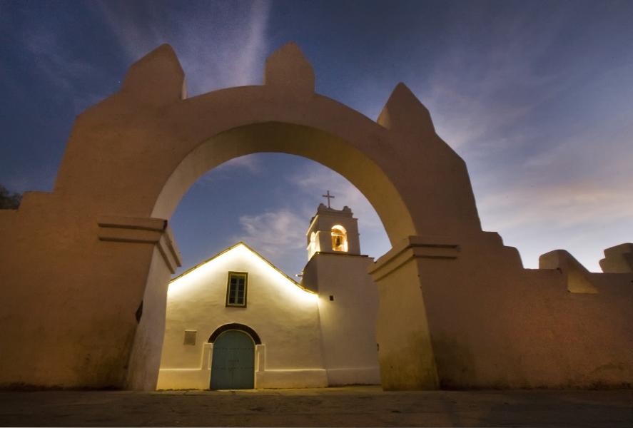 Cerkev San Pedro de Atacama ponoči.