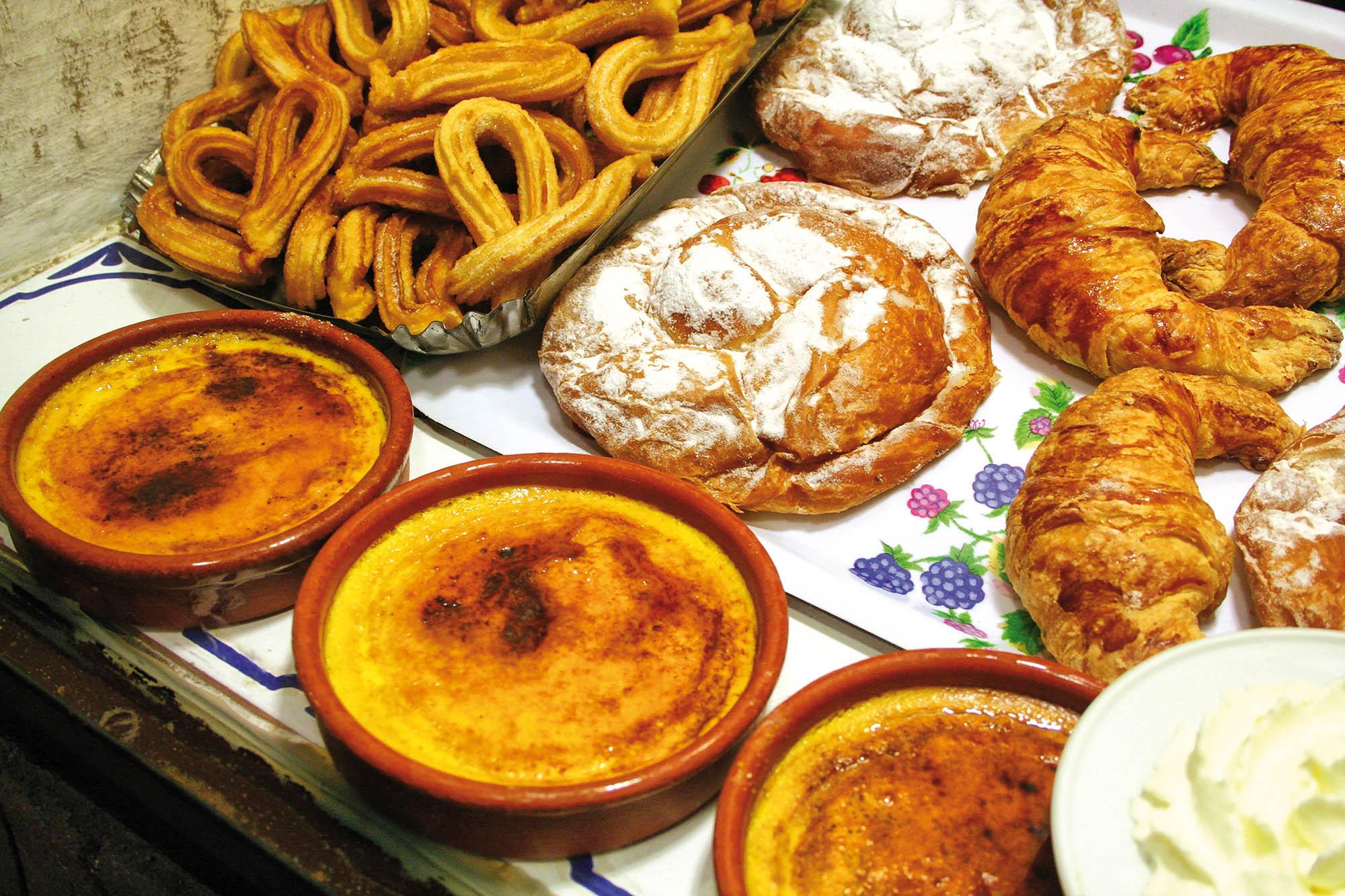Ponudba različnih katalonskih in španskih sladic, med drugim churrosa in sladice Crema catalana, ki je podobna francoski Creme brulee, le da ima katalonska različica izrazitejši okus po limonini lupinici in sladkem cimetu.