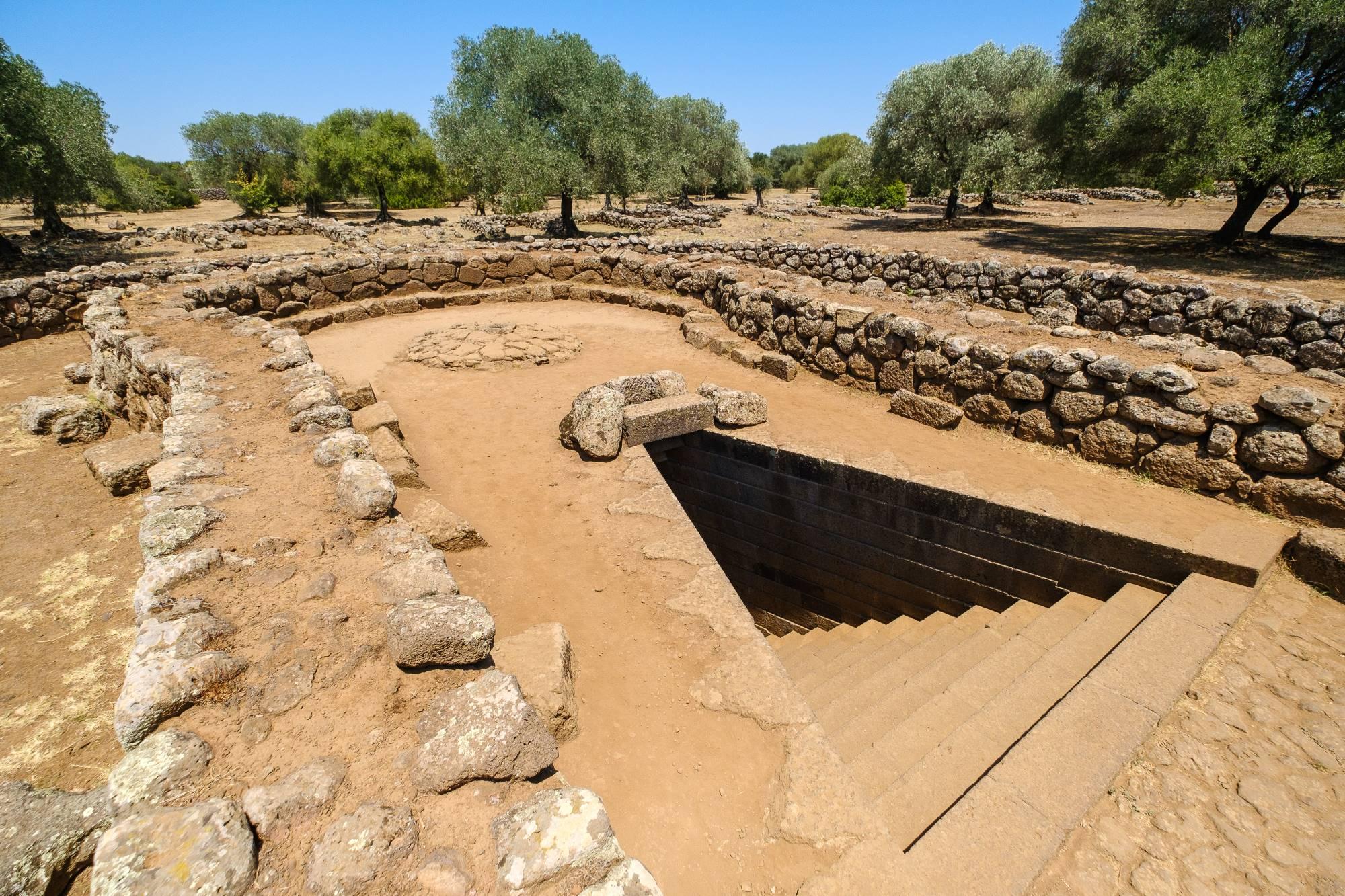 Vrsta starodavnih megalitskih zgradb nurage pri kraju Pozzo Santa Cristina na Sardiniji.