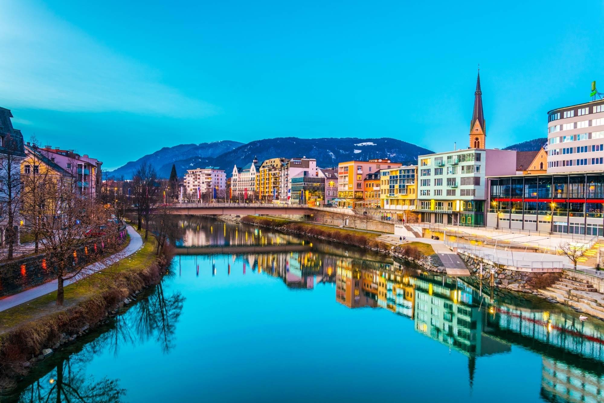 Staro mestno jedro Beljaka na Avstrijskem Koroškem, nad katerim se dviga mogočna poznogotska dvoranska cerkev sv. Jakoba. Staro mestno jedro, nad katerim se dviga mogočna poznogotska dvoranska cerkev sv. Jakoba.
