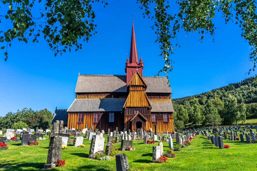 Tipična norveška lesena cerkev z nagrobniki v ospredju
