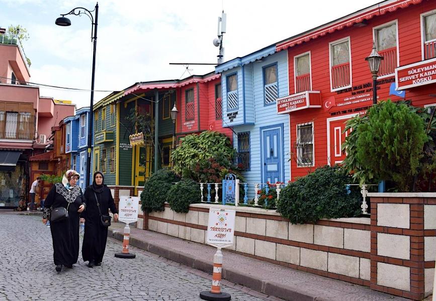 Barvite hiše z restavracijami, trgovinami in galerijami v starem delu Istanbula, imenovanem Sultanahmet.