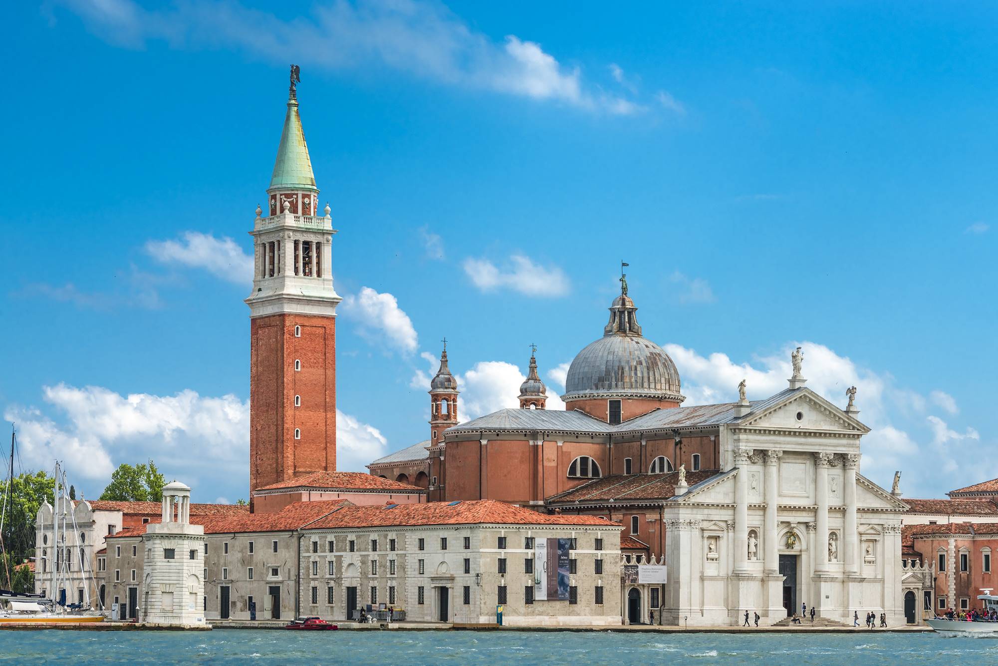 Pogled proti renesančni cerkvi San Giorgio Maggiore na istoimenskem otoku v Beneški laguni.