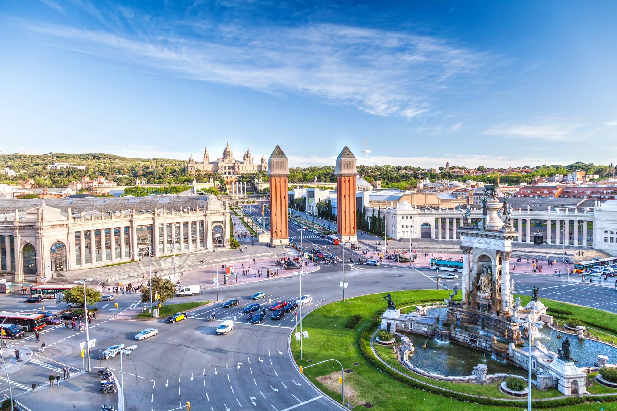 Pogled na enega najpomembnejših in največjih barcelonskih trgov Plaça de Espanya z beneškima stolpoma in stavbami nekdanjih paviljonov, zgrajenih ob Svetovni razstavi leta 1929.