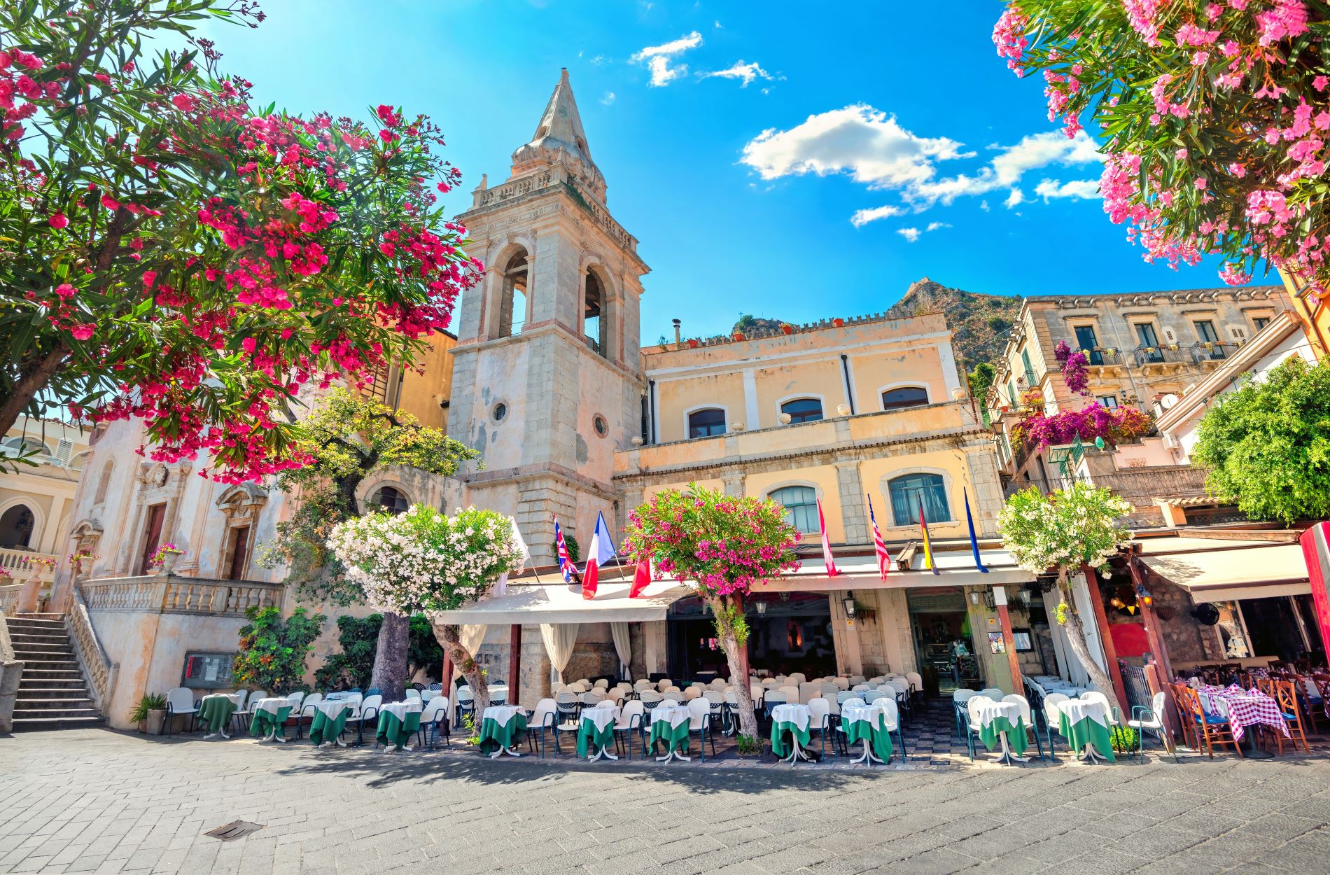Trg Piazza IX. Aprile s cerkvijo San Giuseppe v Taormini na Siciliji.