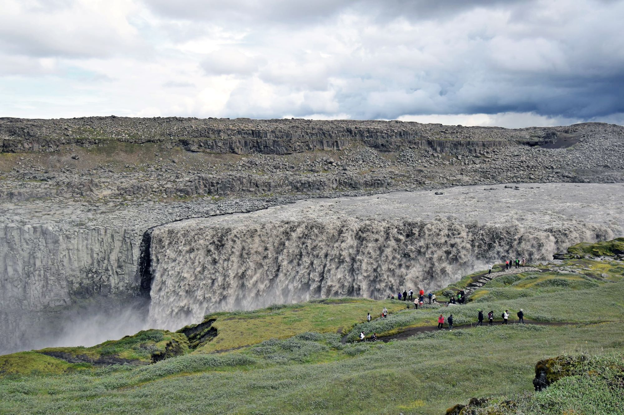 Mogočni slap Dettifoss na Islandiji, ki je širok okrog sto metrov in voda pada kar 45 metrov globoko.