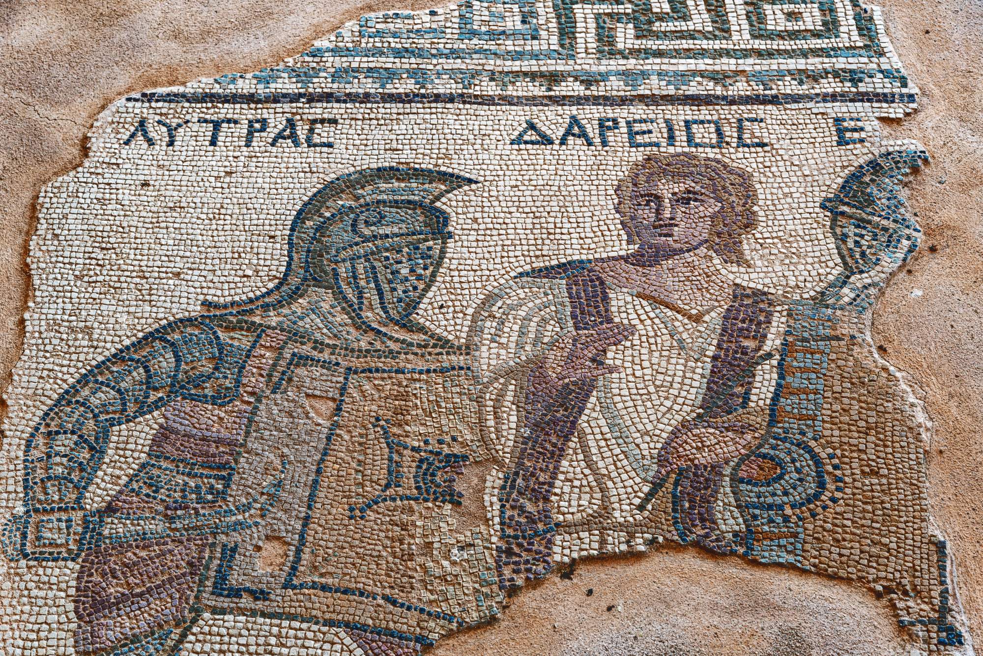 Ohranjen mozaik iz Hiše gladiatorjev, ki prikazuje gladiatorja in razsodnika, najden v arheološkem najdišču Kourion na Cipru.