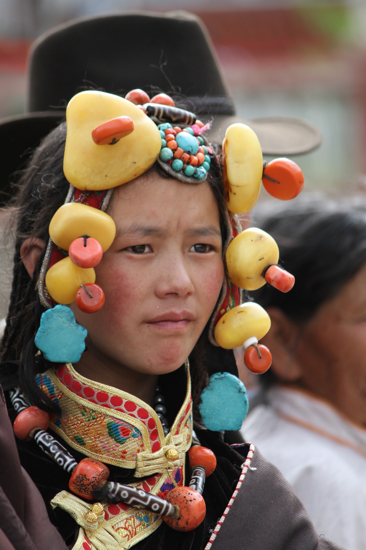 Portret tradicionalno oblečene Tibetanke.