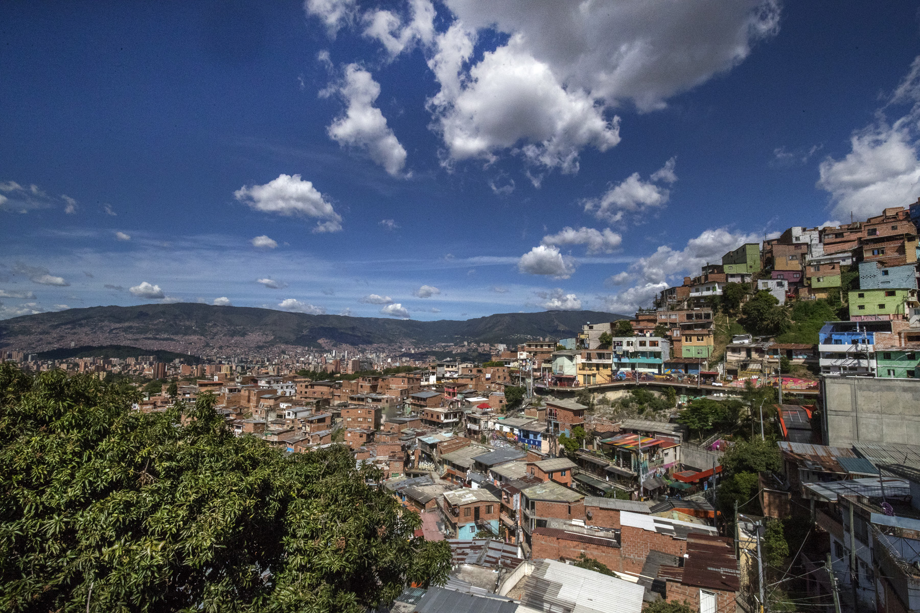 Panoramski pogled na gričevnato mesto Medellín v Kolumbiji.