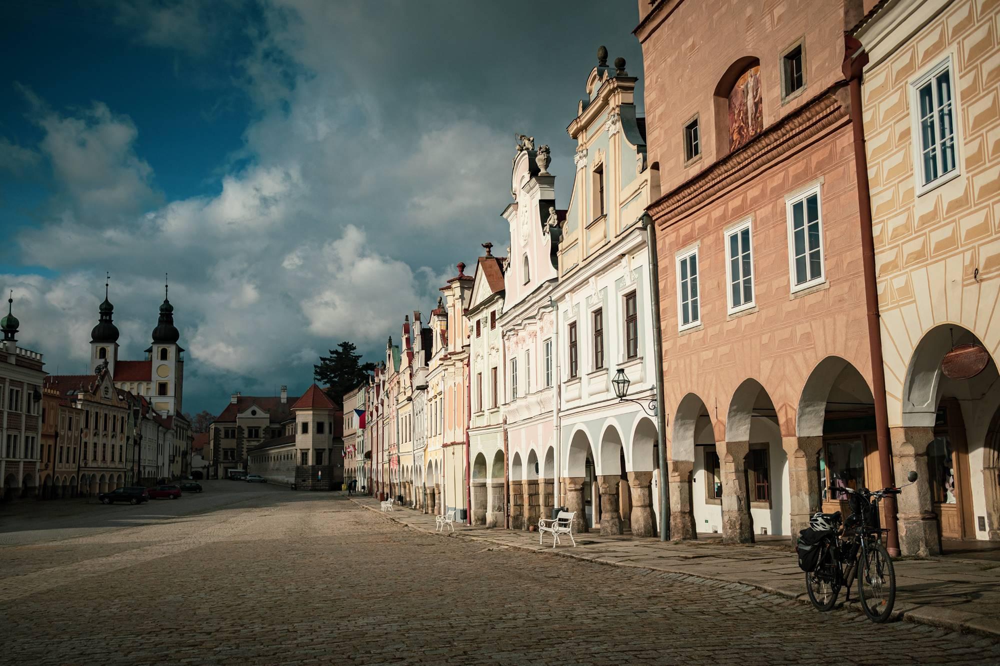Glavni trg v Telču na Češkem, ki ga obkrožajo renesančne hiše s slikovitimi fasadami.