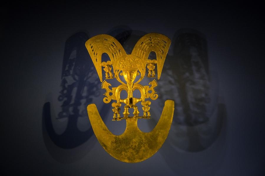 Eden od razstavnih eksponatov iz zlata v največjem muzeju zlata na svetu Museo del Oro v Bogoti v Kolumbiji.