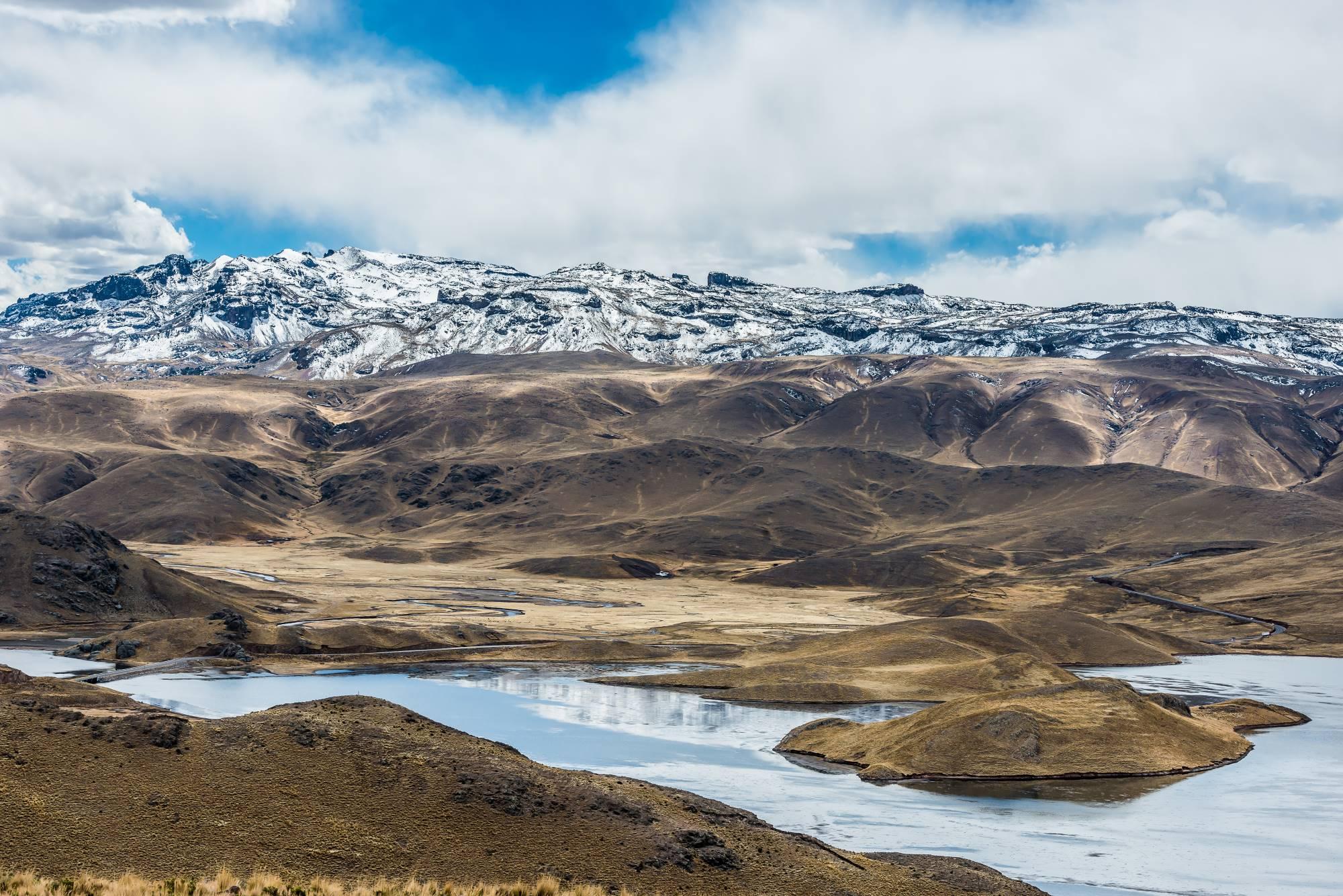 Slikovito jezero Lagunillas sredi zasneženih Andov v Peruju.