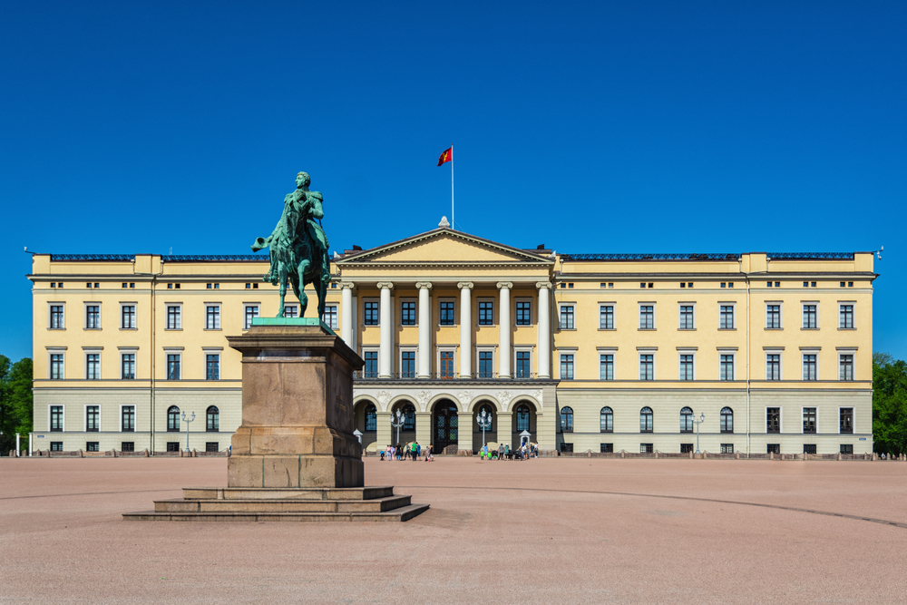 Glavno mesto Norveške, Oslo z svojo klasicistično palačo s konjeniškim kipom v ospredju