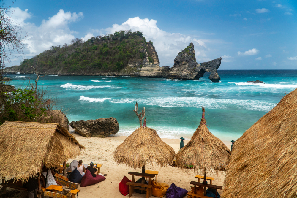 Plaža z ležalniki in slamnatimi senčniki na otoku Nusa Penida.