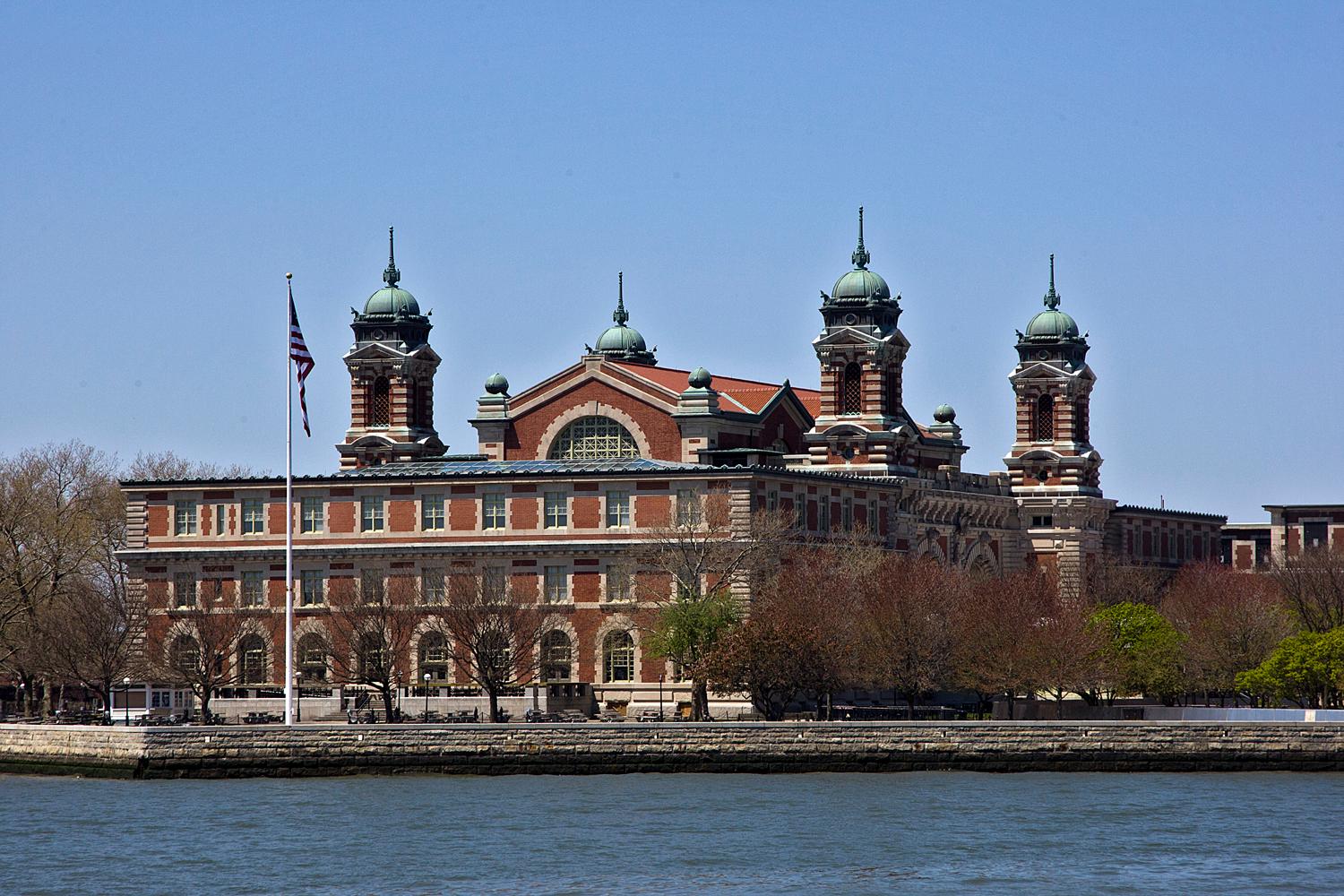 Nekdanja upravna stavba za priseljence na otoku Ellis v New Yorku, v kateri je danes muzej priseljevanja.