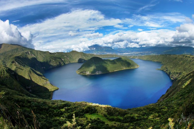 Pogled na vulkansko jezero Cuicocha z otokom na sredini v Ekvadorju.