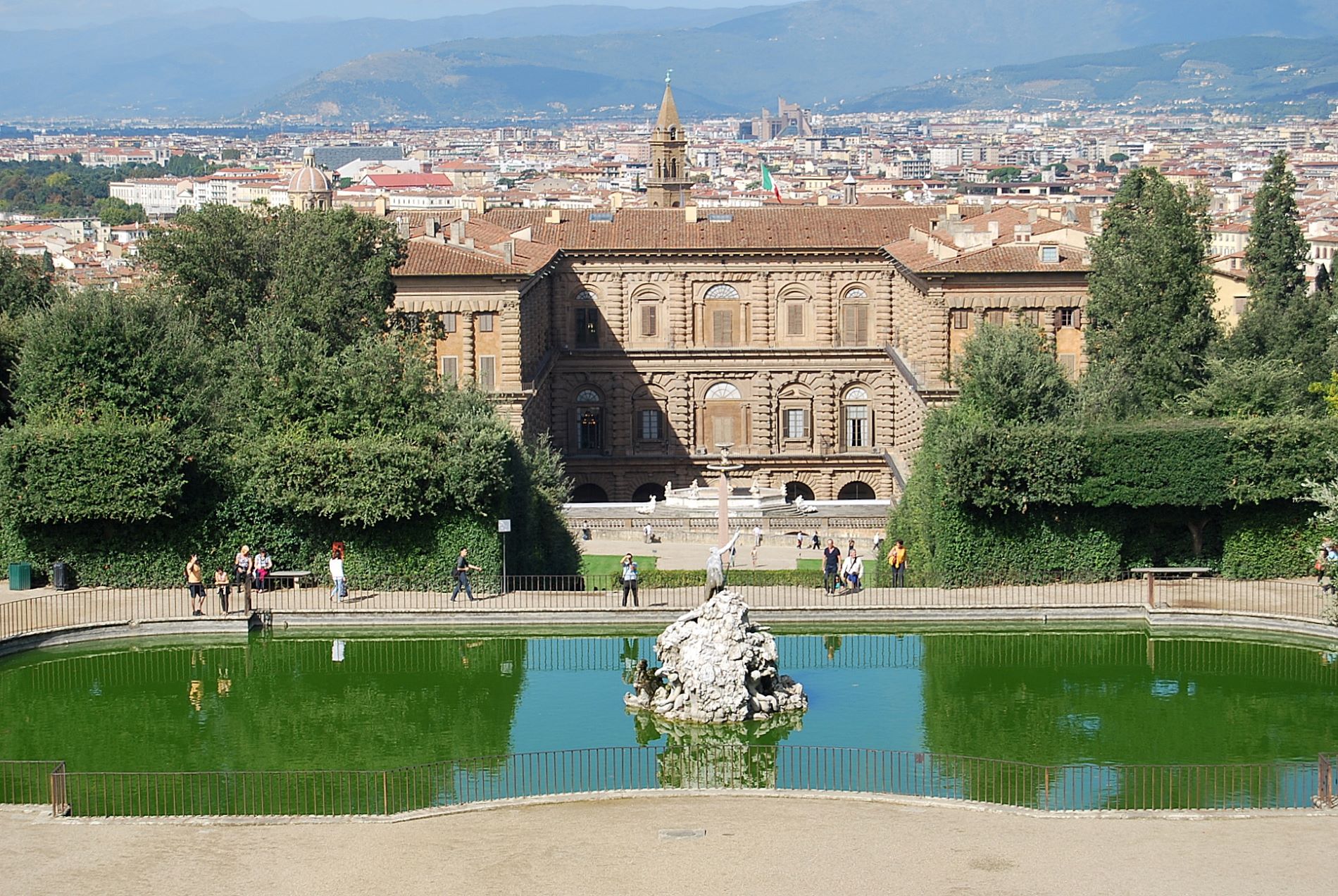 Pogled na zadnjo stran monumentalne renesančne palače Pitti v Firencah in v ozadju stari del mesta.