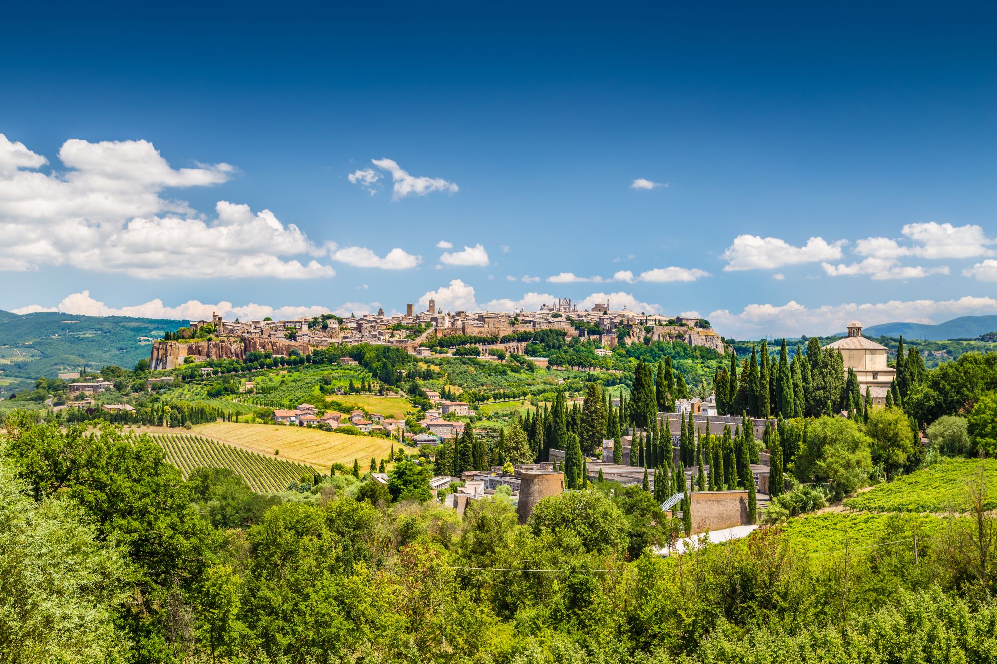 Pogled na slikovito mesto Orvieto v Umbriji, ki leži na ravnem vrhu visokega hriba iz vulkanskega tufa.