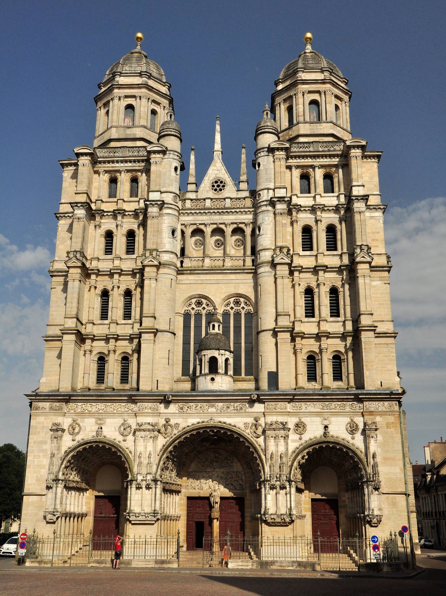 Pročelje gotsko-renesančne cerkve Saint Michel v Dijonu v Franciji.