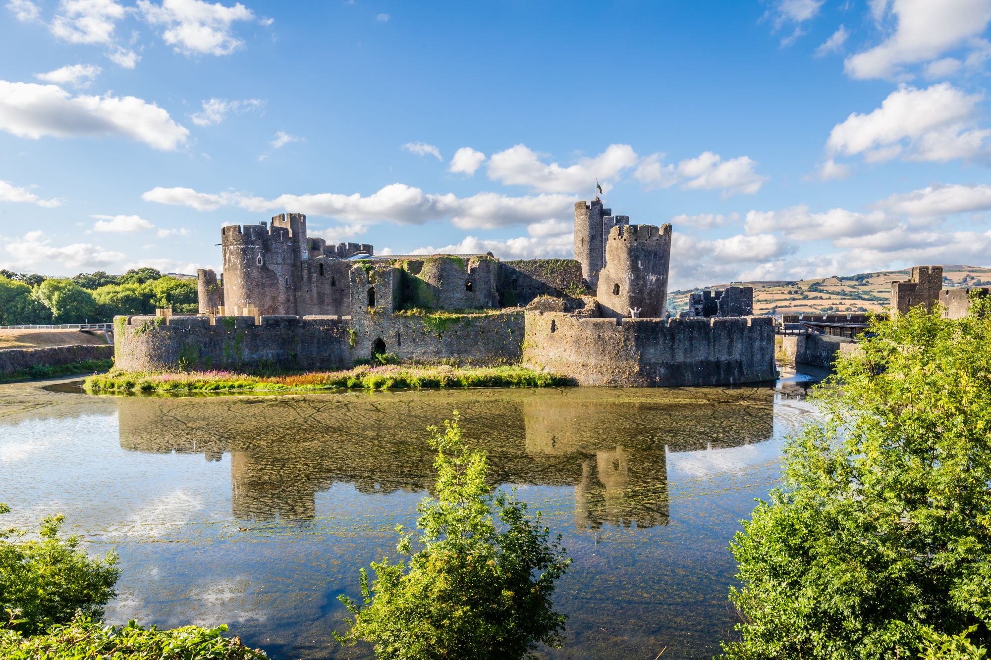 Srednjeveški grad Caerphilly v južnem Walesu z obrambnim jarkom.