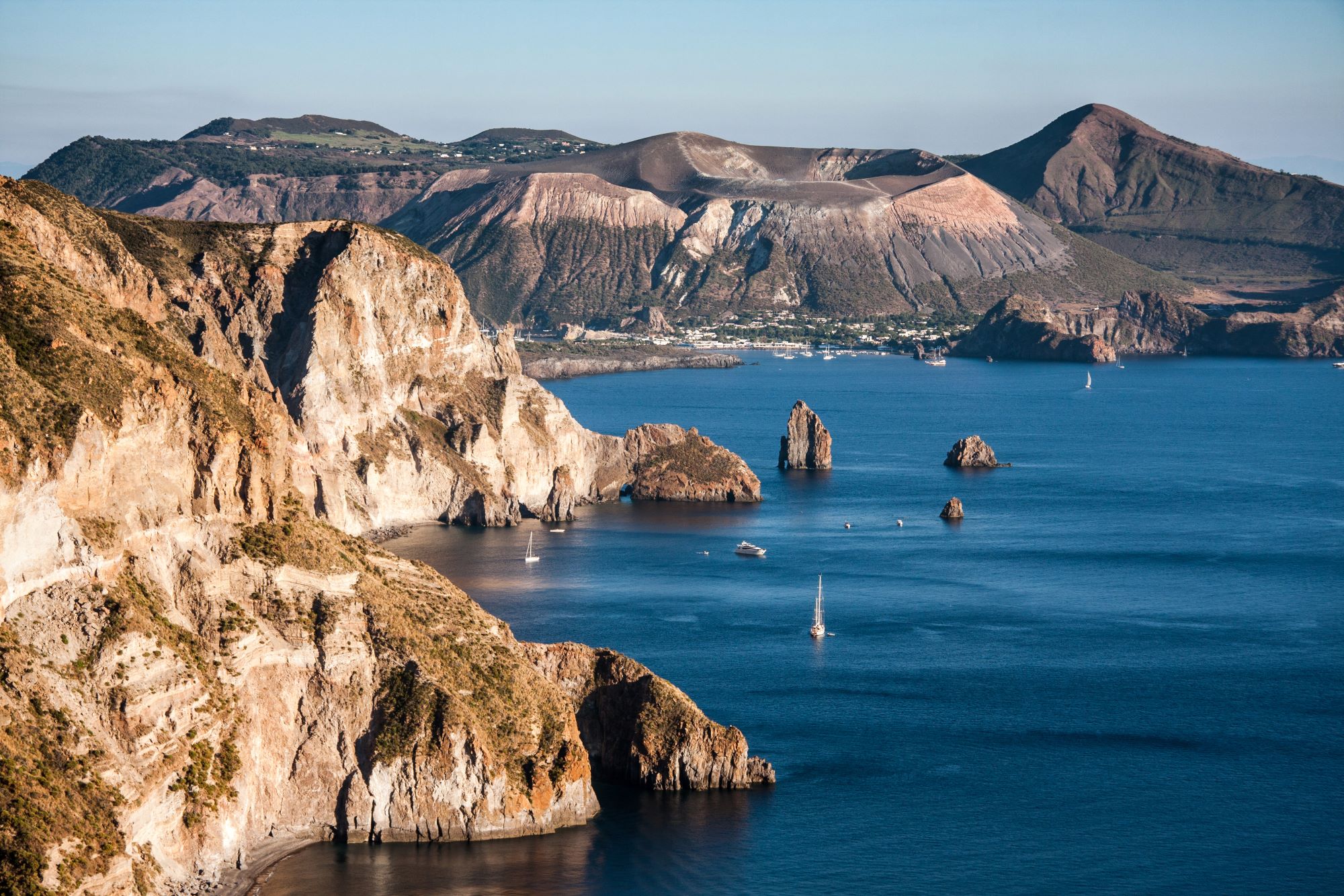 Pogled na enega od Eolskih oziroma Liparskih otokov Vulcano z ognjenikom.