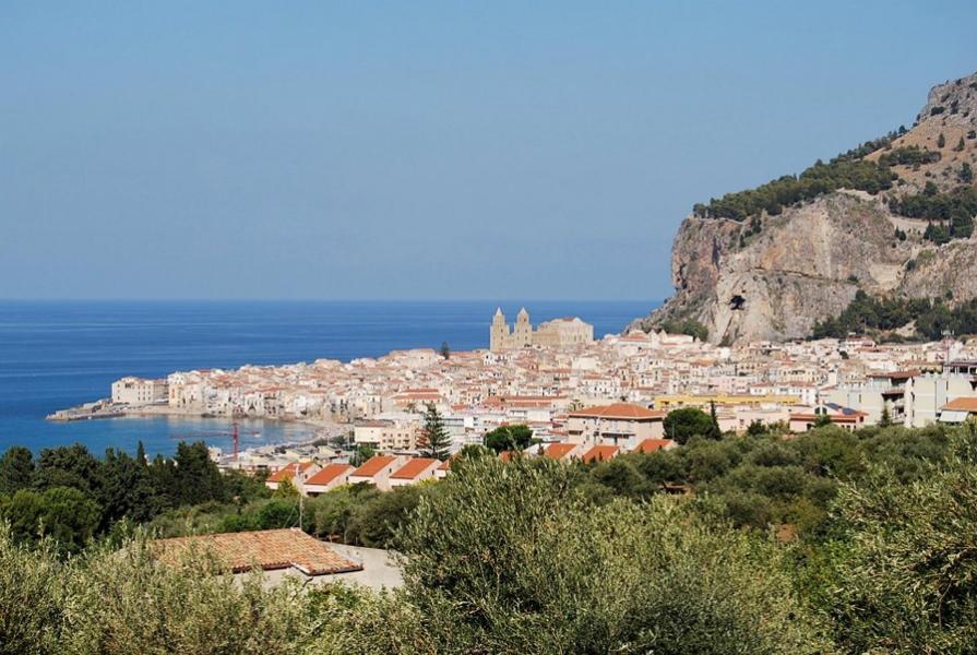 Pogled na mesto Cefalù pod mogočno skalo na severni obali Sicilije.