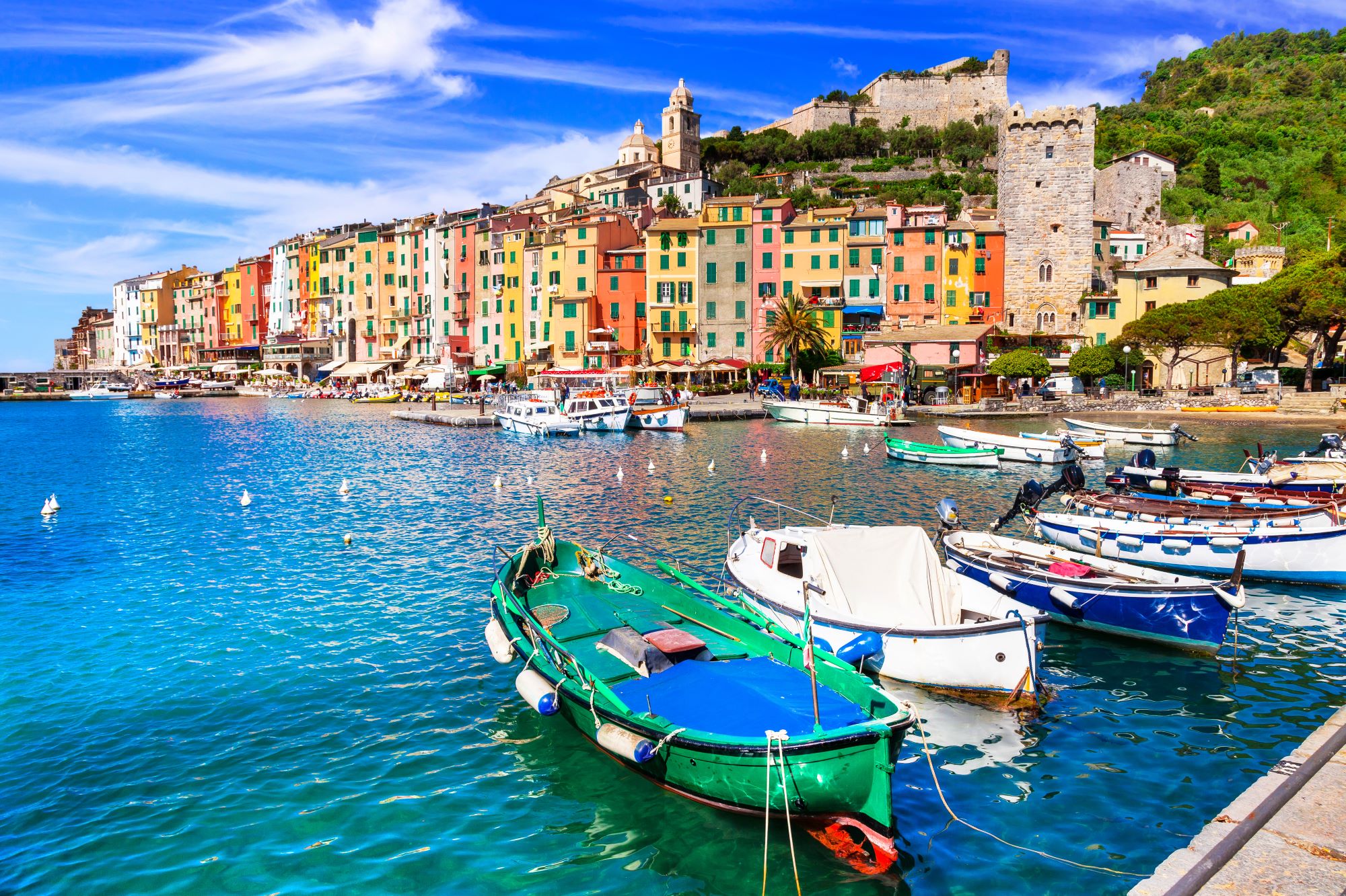 Marina in ozke pisane hiše ob njej v kraju Portovenere ob Ligurijski obali.