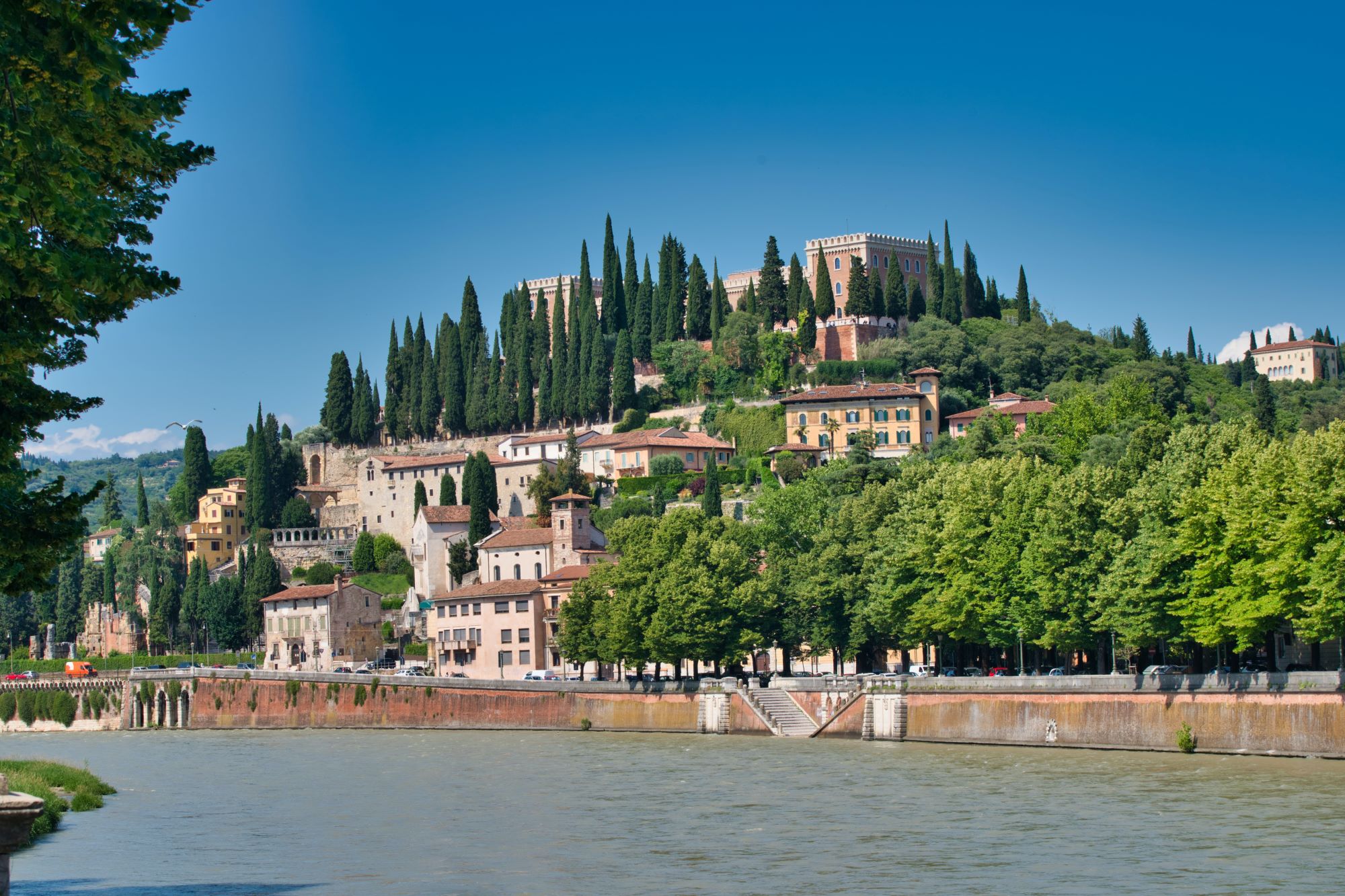 Pogled utrdbo na Castel San Pietro, ki se dviga nad reko Adižo v Veroni.