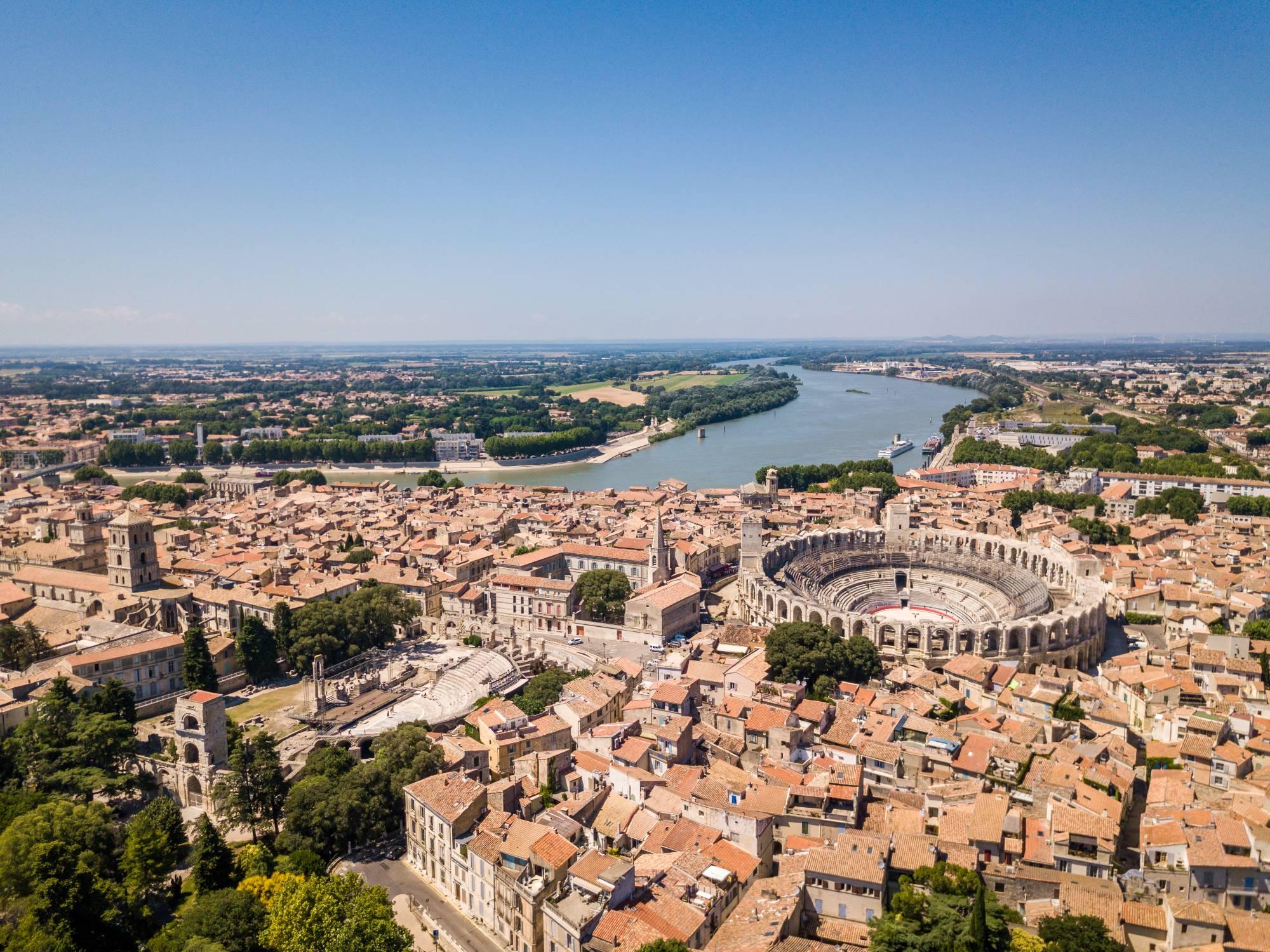 Pogled na mesto Arles v Provansi in lepo ohranjen rimski amfiteater, ki zaznamuje veduto mesta.