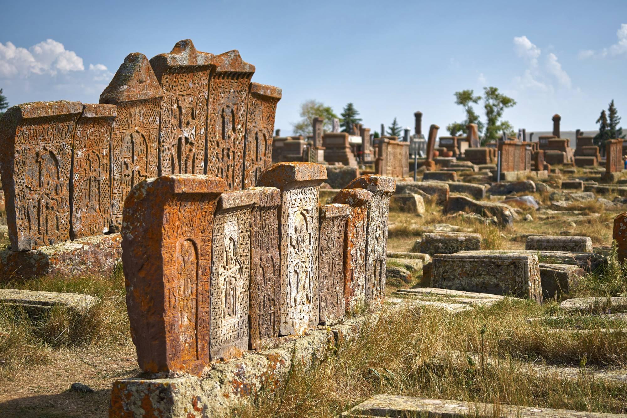 Polje hačkarjev ali armenskih križnih kamnov - iz kamna izklesane spominske stele v Noratusu v Armeniji.
