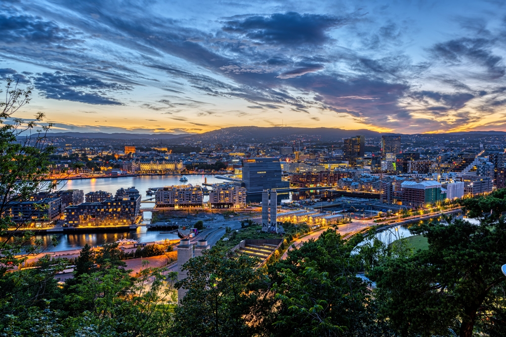 Glavno izhodišče za potovanje po Norveški predstavlja Oslo, ki je ponoči lepo razsvetljeno