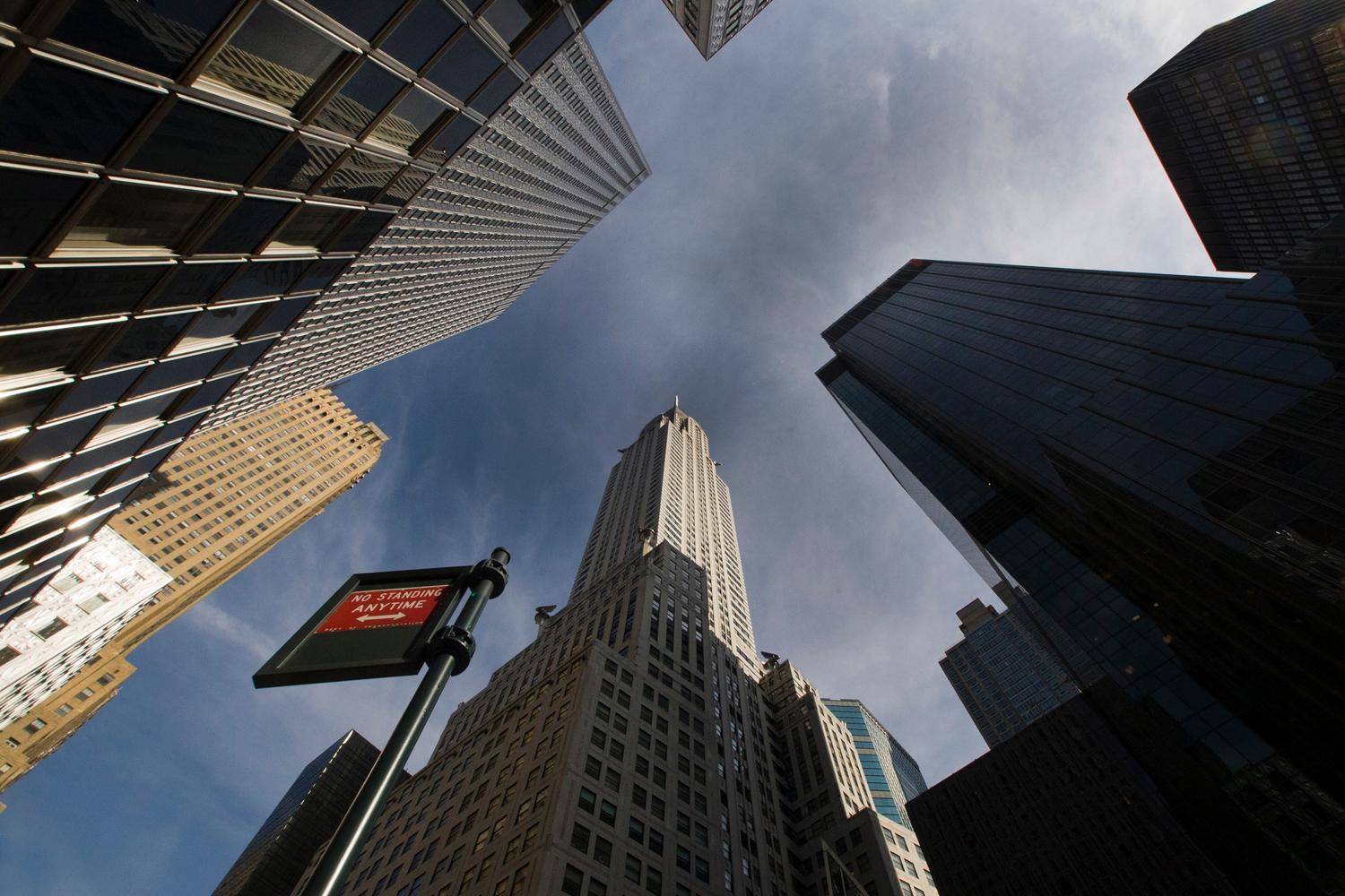 Žabja perspektivna na nebotičnik Chrysler Building na Manhattnu.
