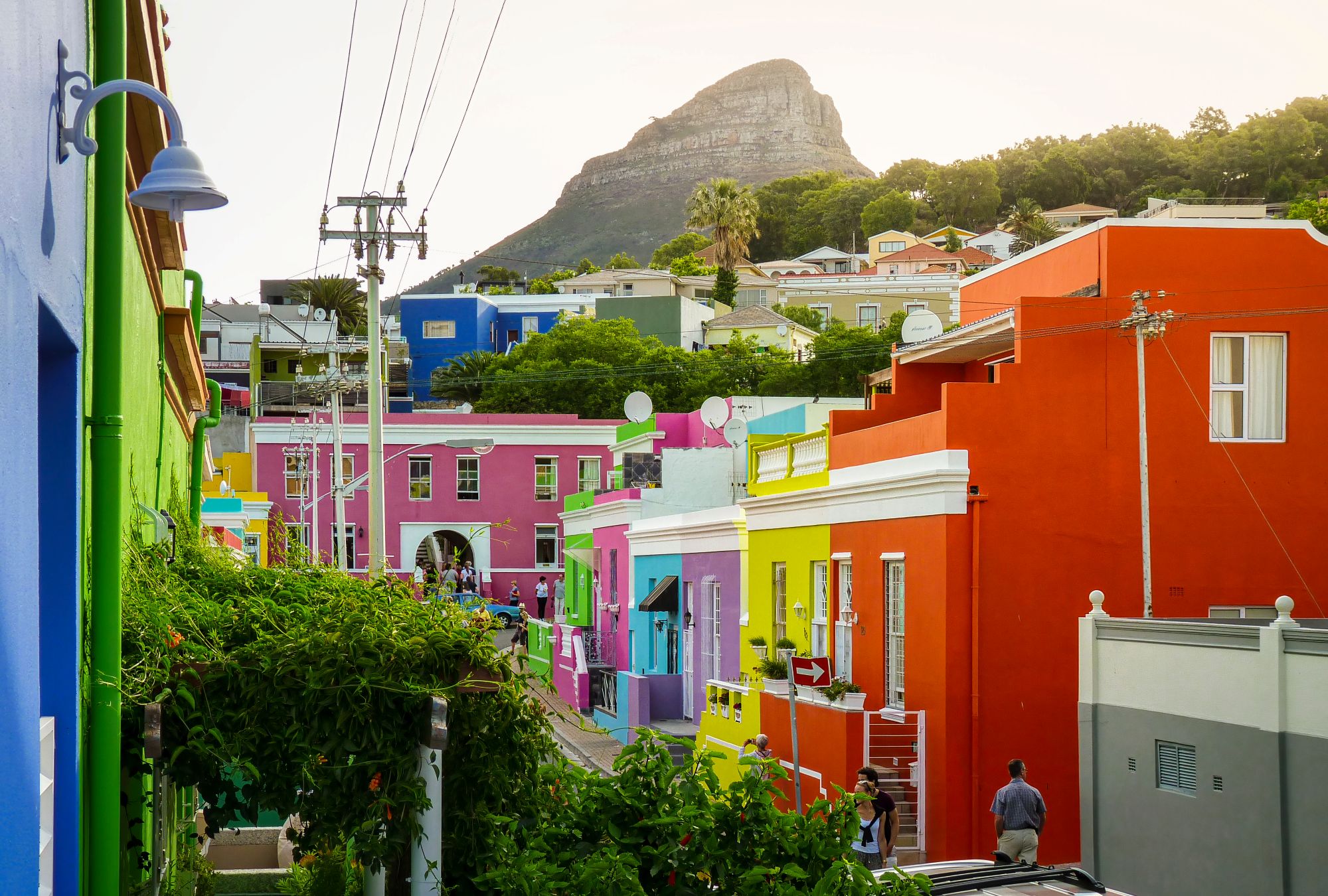 Pisane hiše v četrti Bo-Kaap v Cape Townu, v ozadju se dviga gora Lion’s Head.
