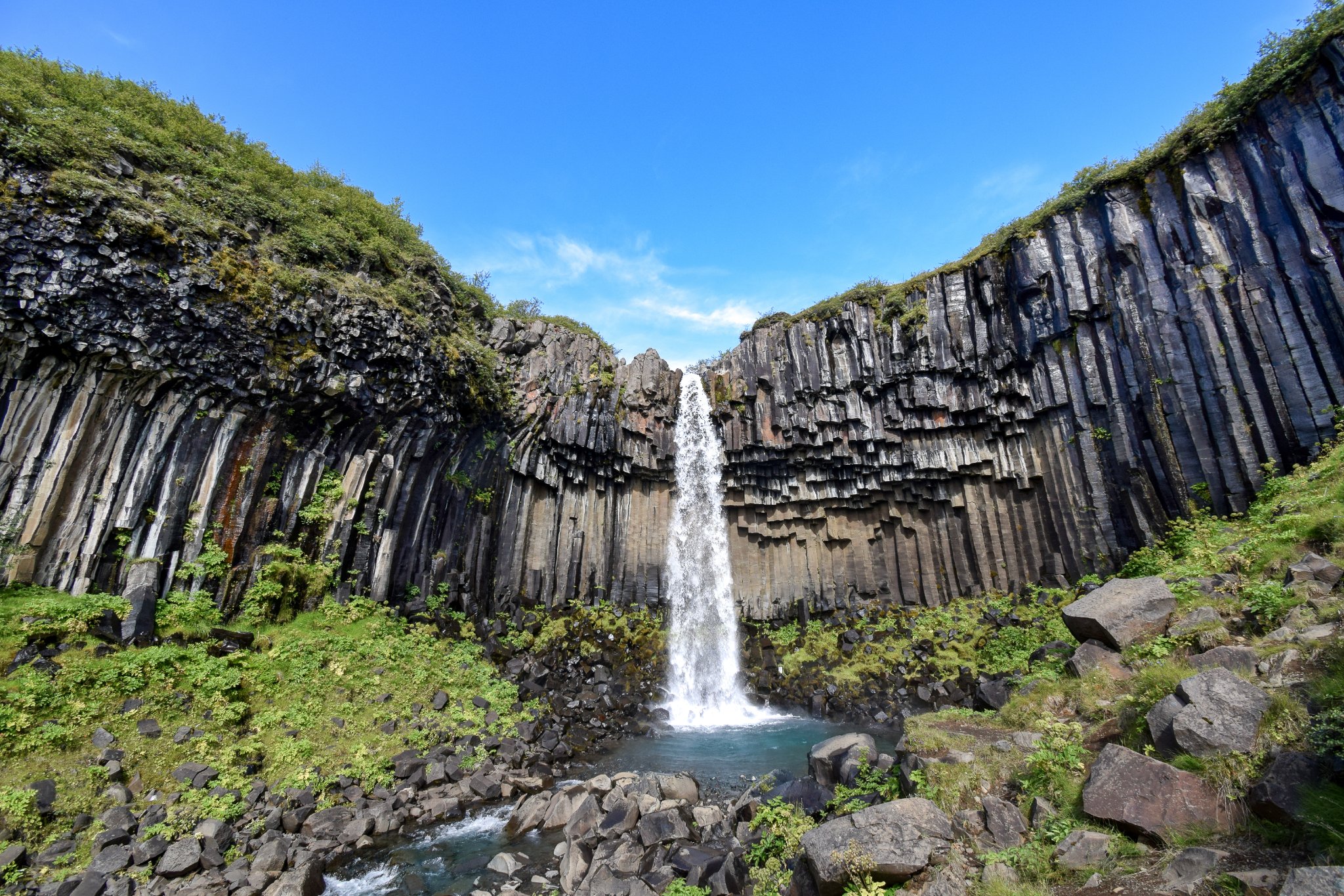 Slap Svartifoss, imenovan tudi Črni slap, v parku Skaftafell na Islandiji, ki pada približno 20 metrov globoko čez stene iz bazaltnih stebrov.