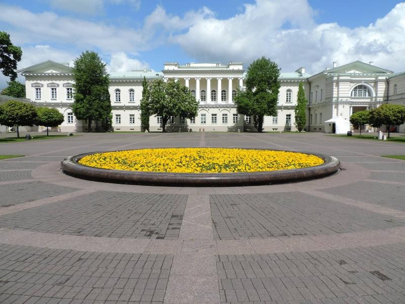 Pogled na glavno fasado predsedniške palače v Vilni v Litvi.