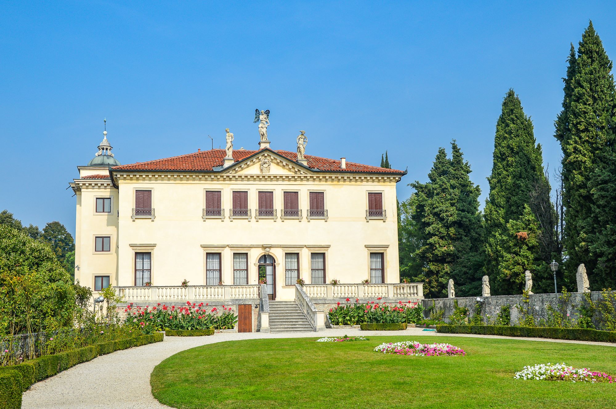 Pogled na glavno fasado in vrtove vile Valmarana ai Nani v predmestju Vicenze v Italiji.