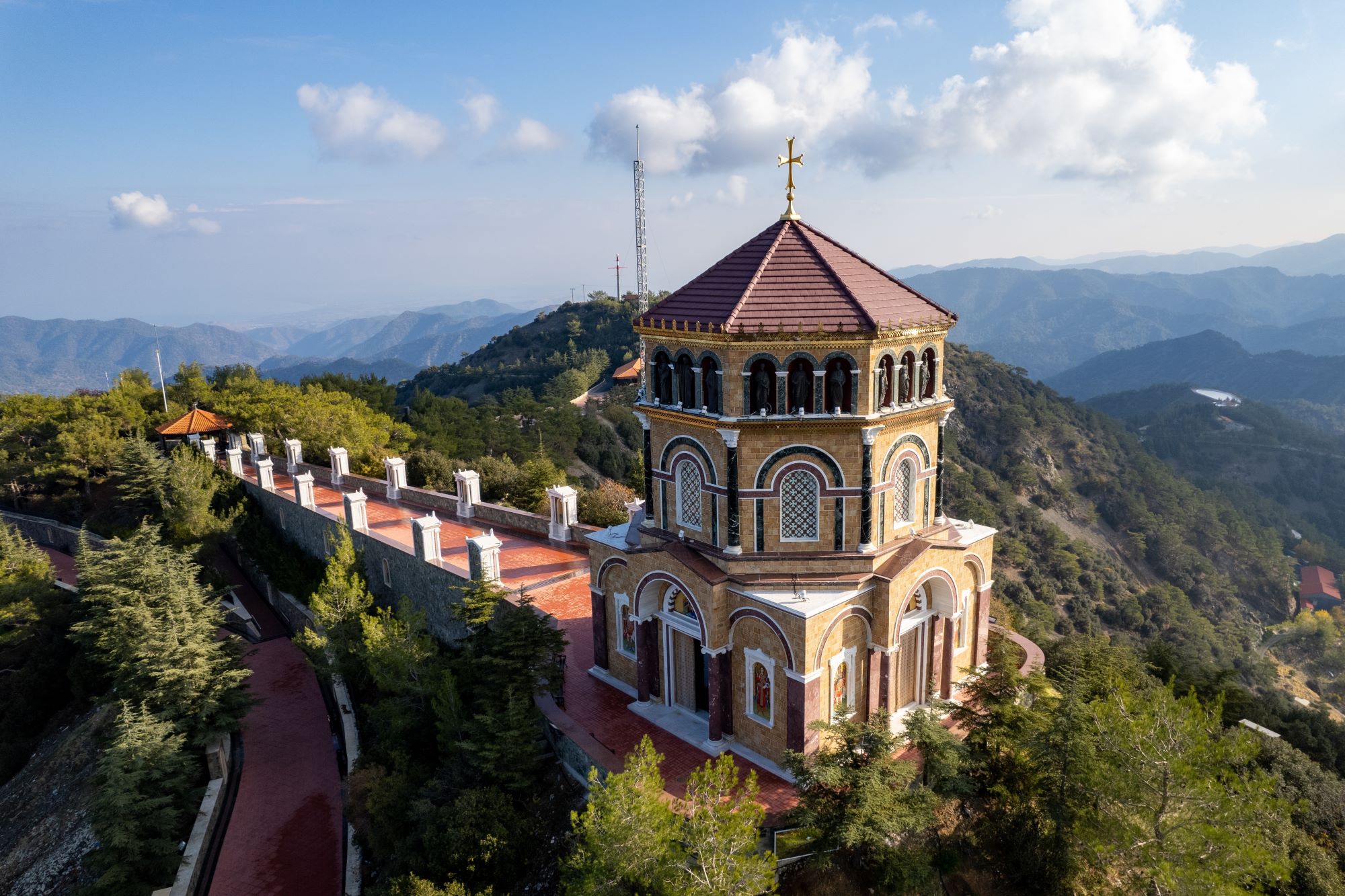 Pogled iz zraka na samostan Kykkos, ki leži več kot 1300 metrov nad morjem v pogorju Troodos na Cipru.