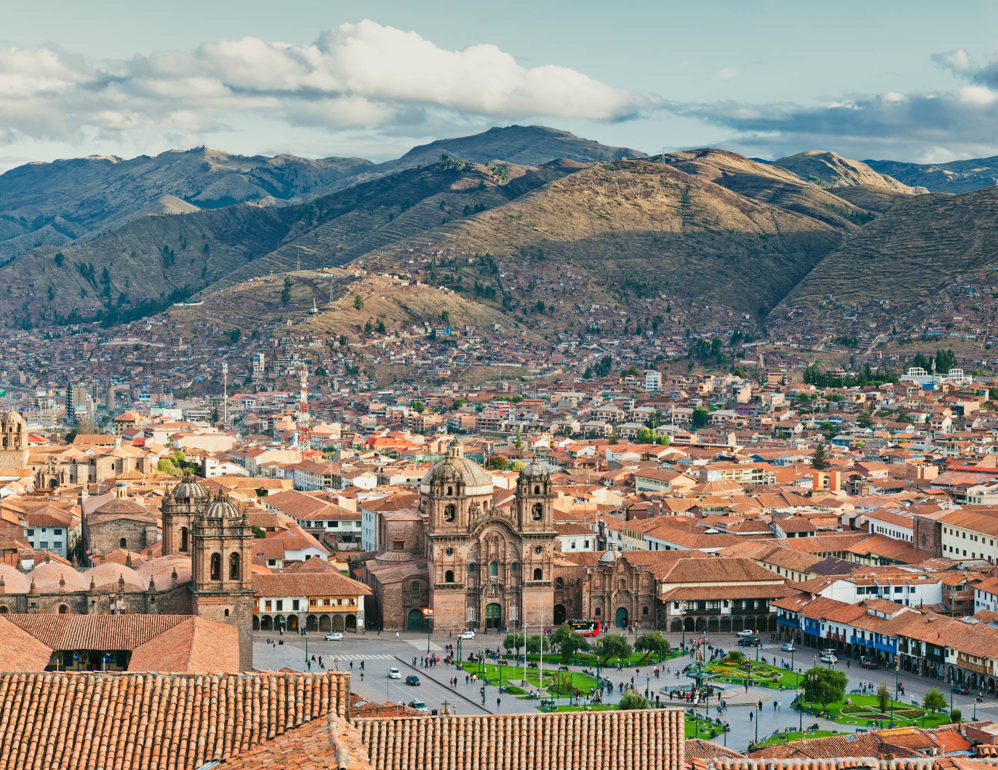 Panoramski pogled na med gorami ležeče mesto Cusco v Peruju z osrednjim trgom starega mestnega jedra in katedralo.