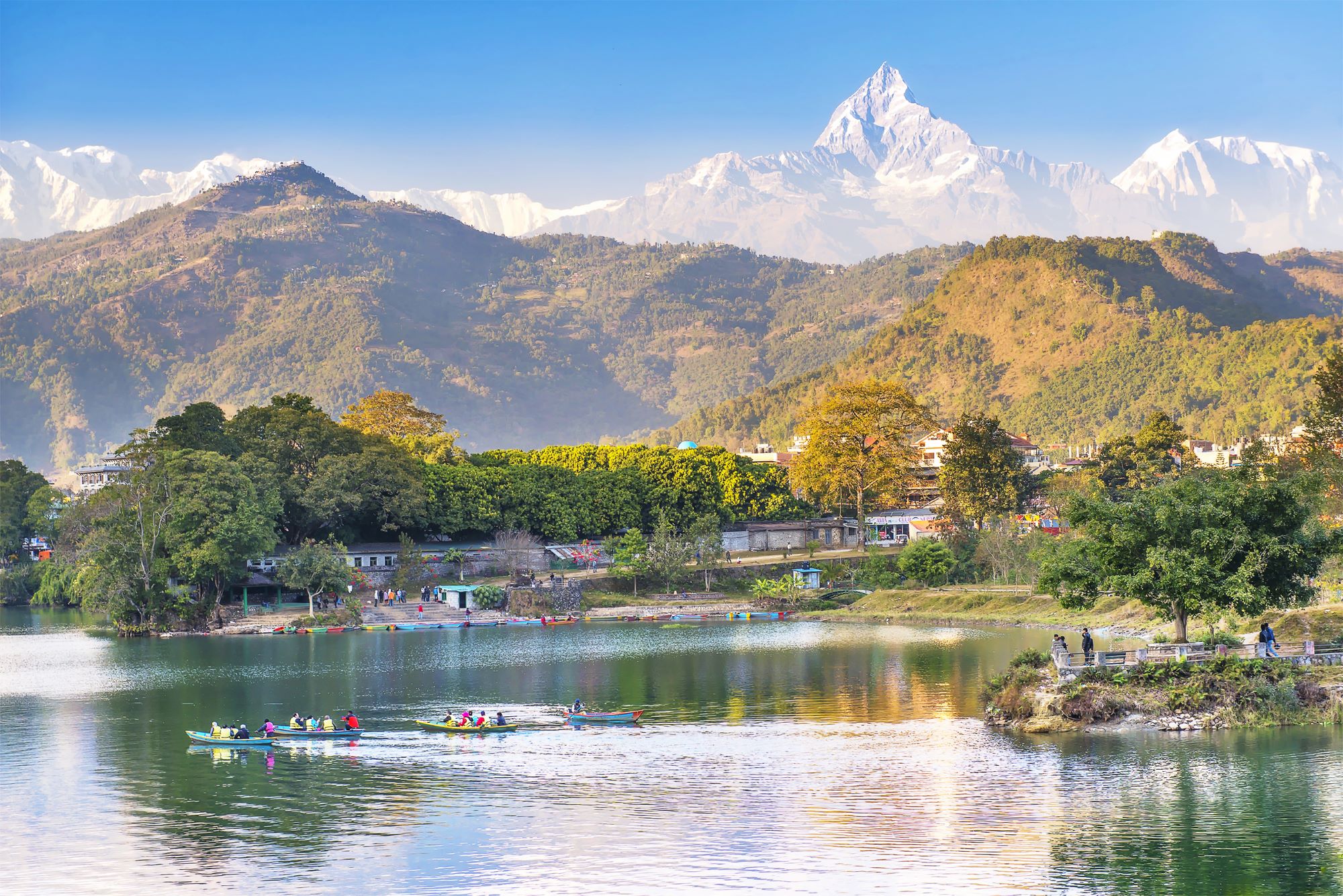 Pogled na jezero Pokhara v Nepalu in v ozadju gora Mačapučara v masivu Anapurne v Himalaji.
