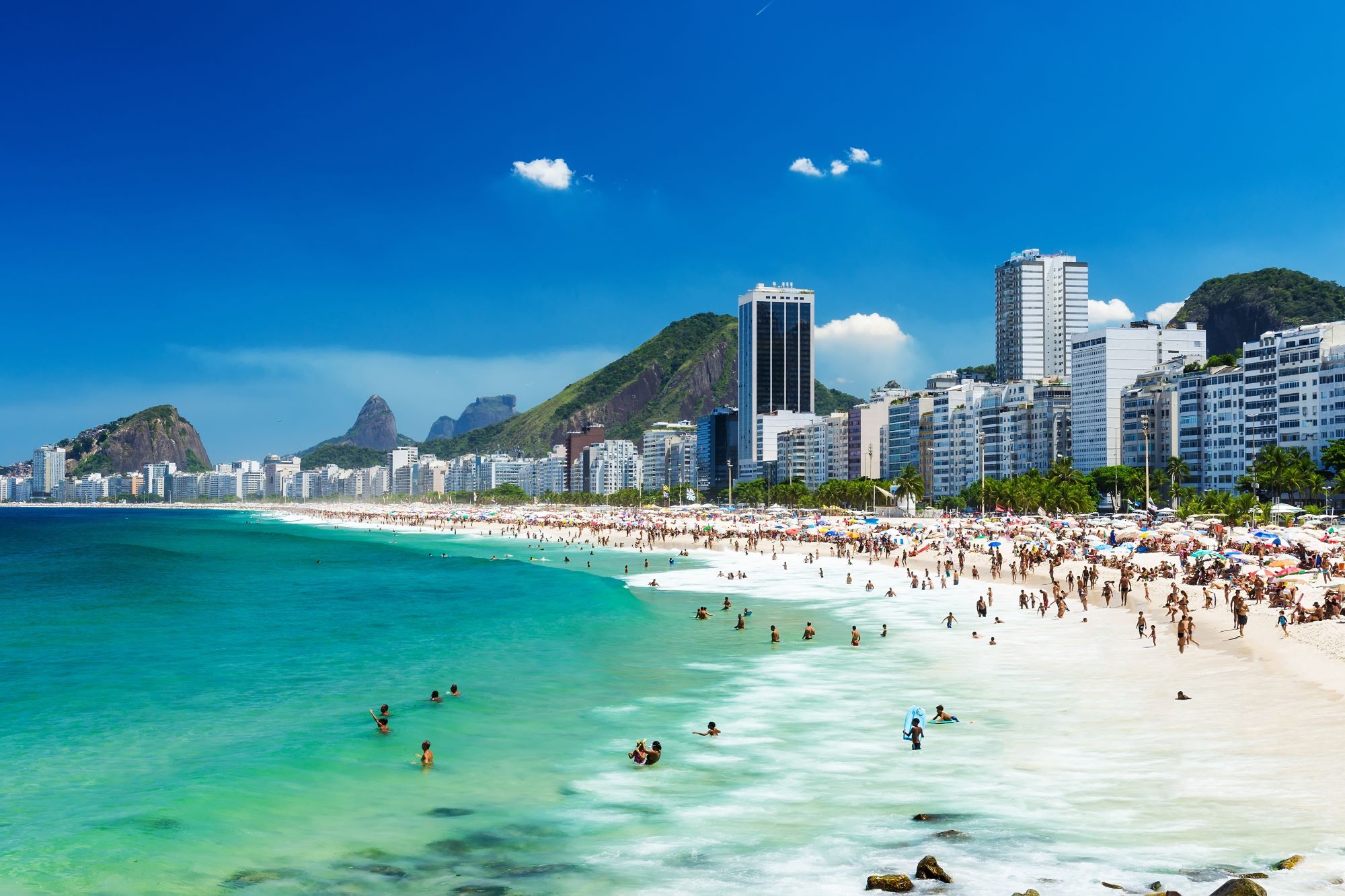 Kopalci na znameniti plaži Copacabana v Riu de Janeiru v Brazliji.