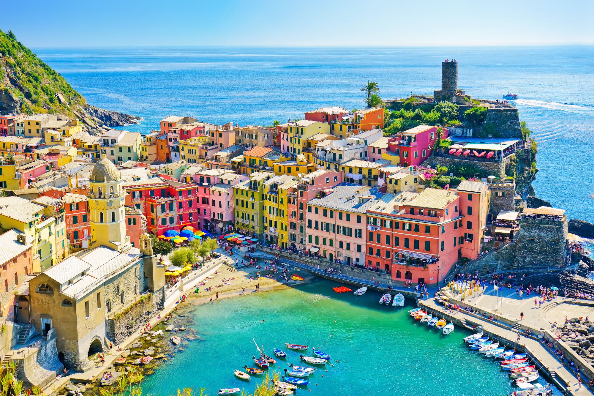 Naravni zaliv v vasici Vernazza, eni od petih vasic Cinque Terre v Italiji, in pogled proti središču kraja z elegantnimi raznobarvnimi hišami.